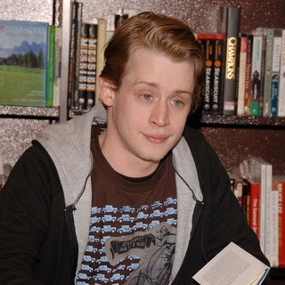 Macaulay Culkin in Macaulay Culkin Signs Copies of His Book Junior