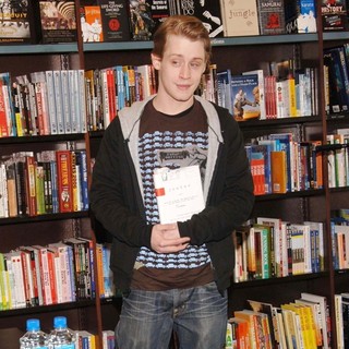 Macaulay Culkin in Macaulay Culkin Signs Copies of His Book Junior