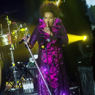 Macy Gray in Macy Gray Performs Live