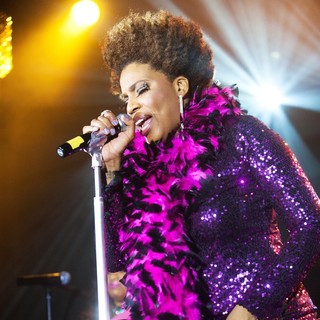 Macy Gray in Macy Gray Performs Live