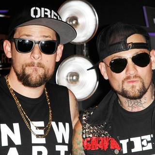 Joel Madden, Benji Madden in 2011 MTV Video Music Awards - Arrivals