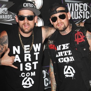 Joel Madden, Benji Madden in 2011 MTV Video Music Awards - Arrivals