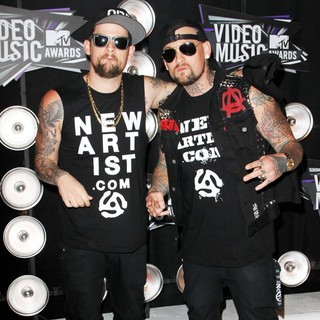 Joel Madden, Benji Madden in 2011 MTV Video Music Awards - Arrivals