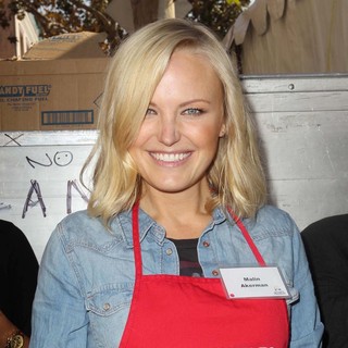 Malin Akerman in The Los Angeles Mission's Thanksgiving for Skid Row Homeless - malin-akerman-thanksgiving-for-skid-row-homeless-01