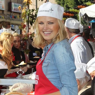 Malin Akerman in The Los Angeles Mission's Thanksgiving for Skid Row Homeless - malin-akerman-thanksgiving-for-skid-row-homeless-05