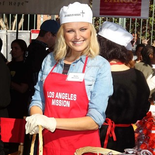 Malin Akerman in The Los Angeles Mission's Thanksgiving for Skid Row Homeless - malin-akerman-thanksgiving-for-skid-row-homeless-06