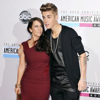 Pattie Lynn Mallette, Justin Bieber in The 40th Anniversary American Music Awards - Arrivals