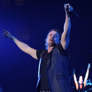 Mana in Mana Performing Live During Their Drama y Luz Tour