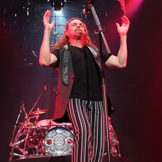 Mana in Mana Performing Live During Their Drama y Luz Tour