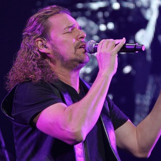 Mana in Mana Performing Live During Their Drama y Luz Tour