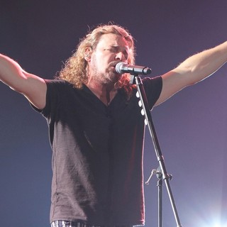 Mana in Mana Performing Live During Their Drama y Luz Tour