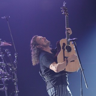 Mana in Mana Performing Live During Their Drama y Luz Tour