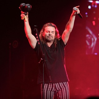 Mana in Mana Performing Live During Their Drama y Luz Tour