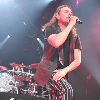 Mana in Mana Performing Live During Their Drama y Luz Tour