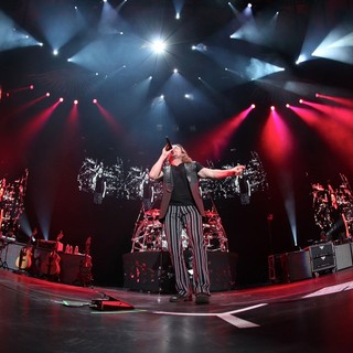 Mana in Mana Performing Live During Their Drama y Luz Tour