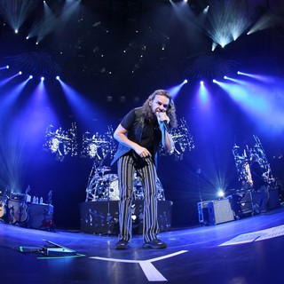 Mana in Mana Performing Live During Their Drama y Luz Tour