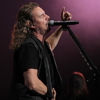 Mana in Mana Performing Live During Their Drama y Luz Tour