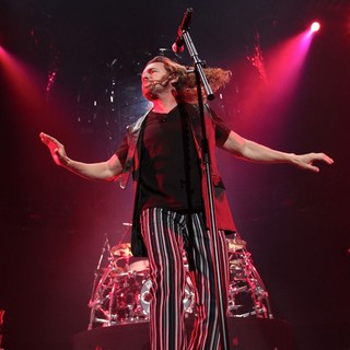 Mana in Mana Performing Live During Their Drama y Luz Tour