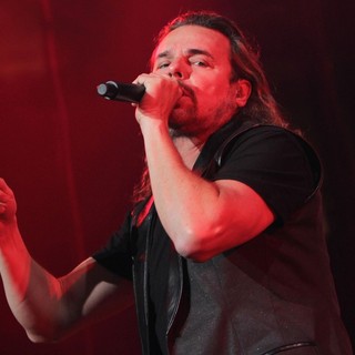 Mana in Mana Performing Live During Their Drama y Luz Tour