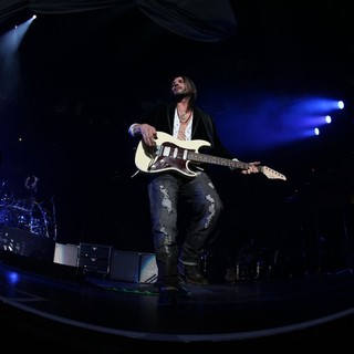 Mana in Mana Performing Live During Their Drama y Luz Tour