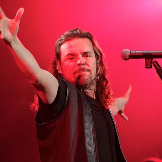 Mana in Mana Performing Live During Their Drama y Luz Tour