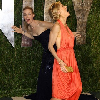 Leslie Mann, Julie Bowen in 2012 Vanity Fair Oscar Party - Arrivals