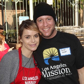 Taryn Manning, Dave Rene in The Los Angeles Mission's Thanksgiving for Skid Row Homeless