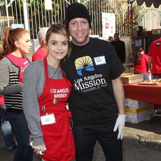 Taryn Manning, Dave Rene in The Los Angeles Mission's Thanksgiving for Skid Row Homeless