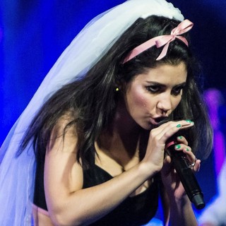 Marina and the Diamonds in Marina and the Diamonds Performs