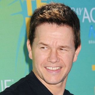 Mark Wahlberg in 2011 Teen Choice Awards - mark-wahlberg-2011-teen-choice-awards-01