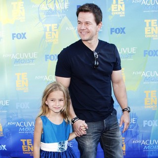 Mark Wahlberg in 2011 Teen Choice Awards - mark-wahlberg-ella-2011-teen-choice-awards-01