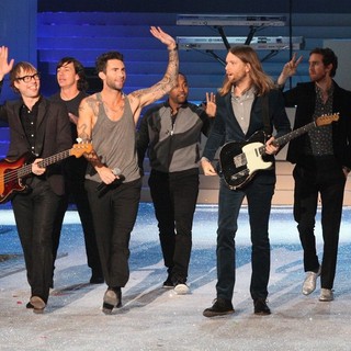 Maroon 5 in 2011 Victoria's Secret Fashion Show - Performance