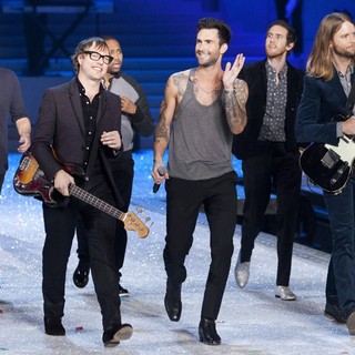 Maroon 5 in 2011 Victoria's Secret Fashion Show - Performance