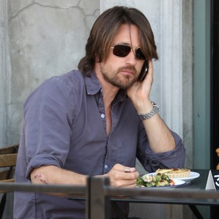 Martin Henderson Eating at Joans on Third