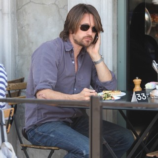 Martin Henderson in Martin Henderson Eating at Joans on Third