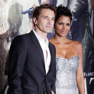 Olivier Martinez, Halle Berry in The Cloud Atlas Los Angeles Premiere
