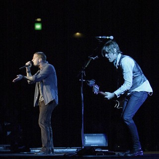 Rob Thomas, Kyle Cook, Matchbox 20 in Matchbox 20 Performing Live in Concert