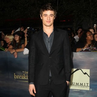 Max Irons in The Premiere of The Twilight Saga's Breaking Dawn Part II - max-irons-premiere-breaking-dawn-2-01