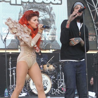 Neon Hitch, Travis McCoy in 102.7 KIIS FM's Wango Tango 2012 - Show