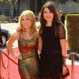 Jennette McCurdy, Miranda Cosgrove in 2012 Creative Arts Emmy Awards - Arrivals