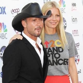 Tim McGraw, Gwyneth Paltrow in Stand Up To Cancer 2012 - Arrivals