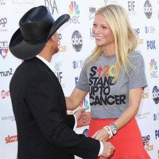 Tim McGraw, Gwyneth Paltrow in Stand Up To Cancer 2012 - Arrivals