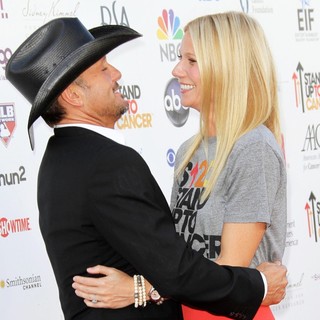 Tim McGraw, Gwyneth Paltrow in Stand Up To Cancer 2012 - Arrivals