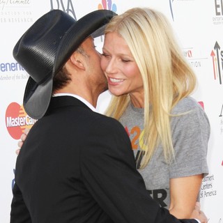 Tim McGraw, Gwyneth Paltrow in Stand Up To Cancer 2012 - Arrivals
