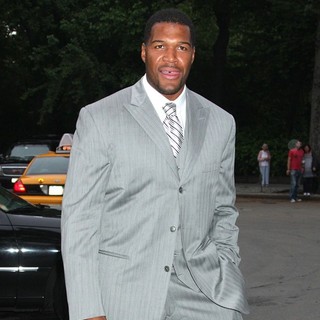 Michael Strahan in The Fresh Air Funds Salute to American Heroes