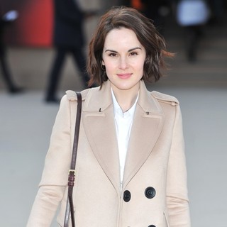 Michelle Dockery in London Fashion Week - Autumn-Winter 2013 - Burberry Prorsum - Arrivals - michelle-dockery-london-fashion-week-autumn-winter-2013-03
