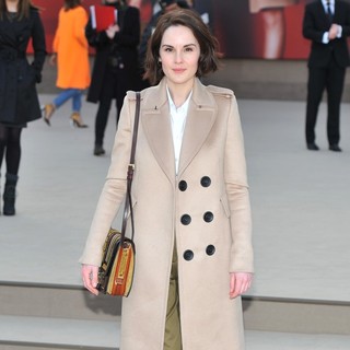 Michelle Dockery in London Fashion Week - Autumn-Winter 2013 - Burberry Prorsum - Arrivals - michelle-dockery-london-fashion-week-autumn-winter-2013-04