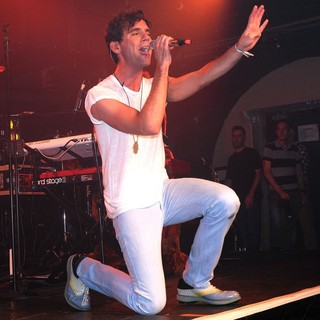 Mika in Mika Performs Live