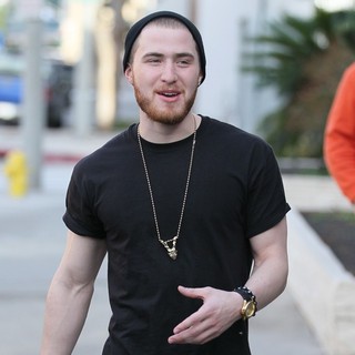 Mike Posner Leaves Urth Caffe - mike-posner-leaves-urth-caffe-02