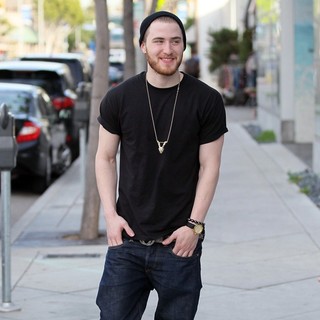 Mike Posner Leaves Urth Caffe - mike-posner-leaves-urth-caffe-03